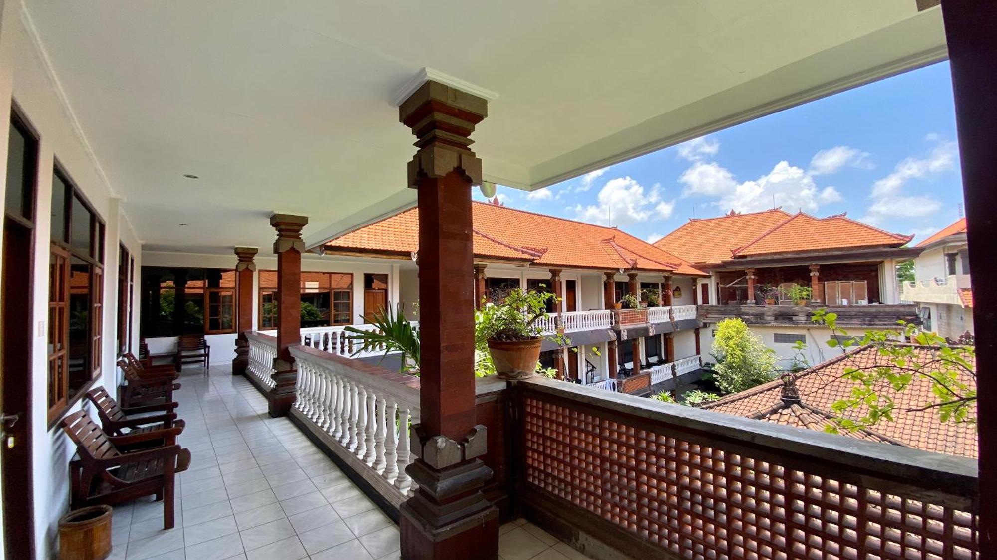 Legian Simpang Inn Hotel מראה חיצוני תמונה