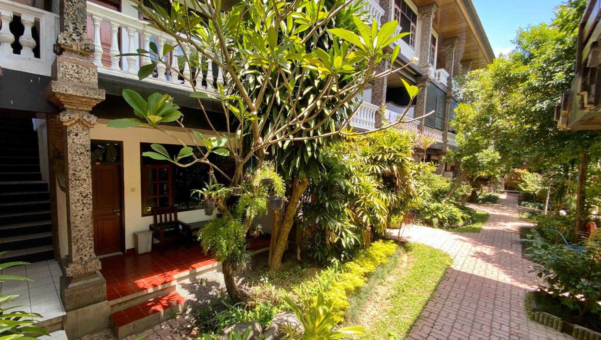Legian Simpang Inn Hotel מראה חיצוני תמונה
