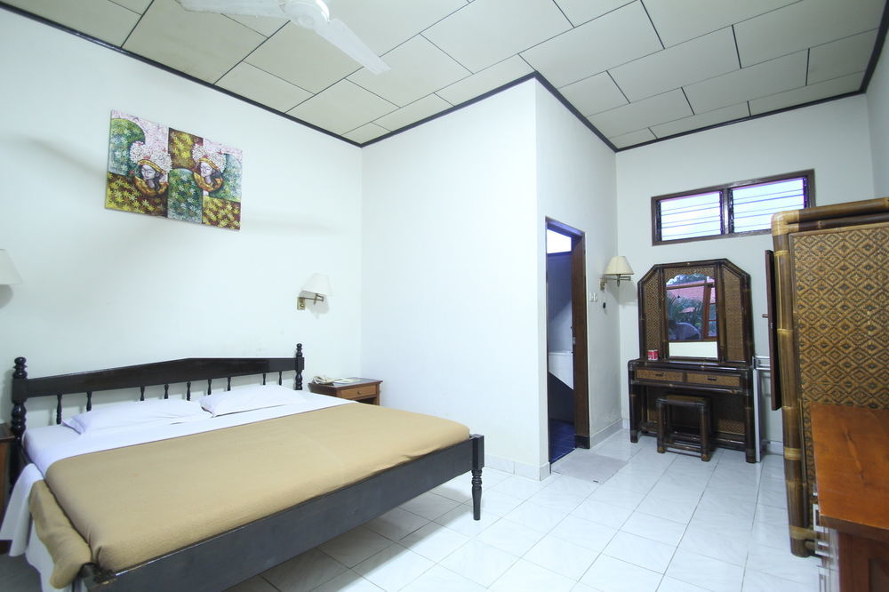 Legian Simpang Inn Hotel מראה חיצוני תמונה