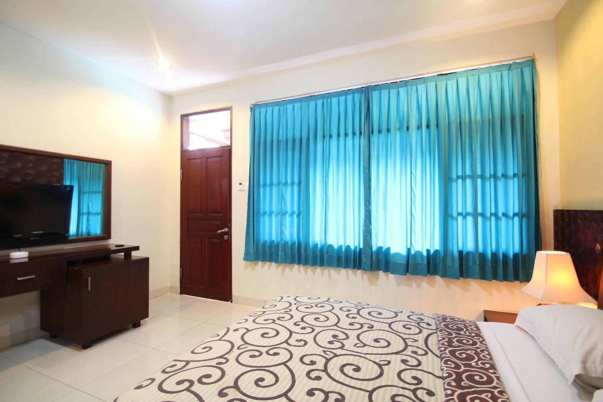 Legian Simpang Inn Hotel מראה חיצוני תמונה