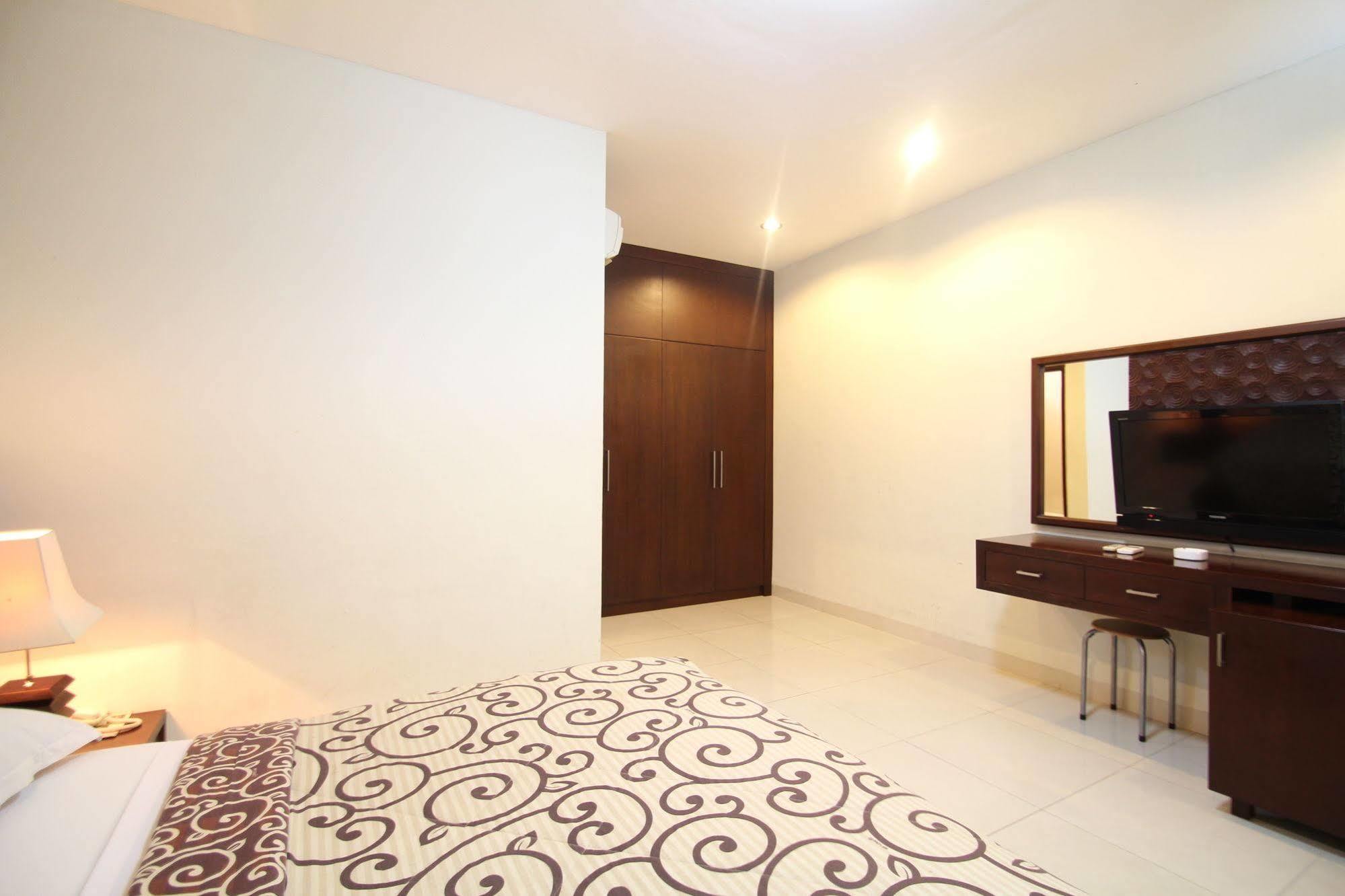 Legian Simpang Inn Hotel מראה חיצוני תמונה